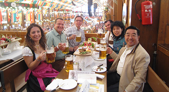 2012年10月集團(tuán)總裁程清豐走訪BSH，在啤酒節(jié)狂歡夜上與客戶合影留念
